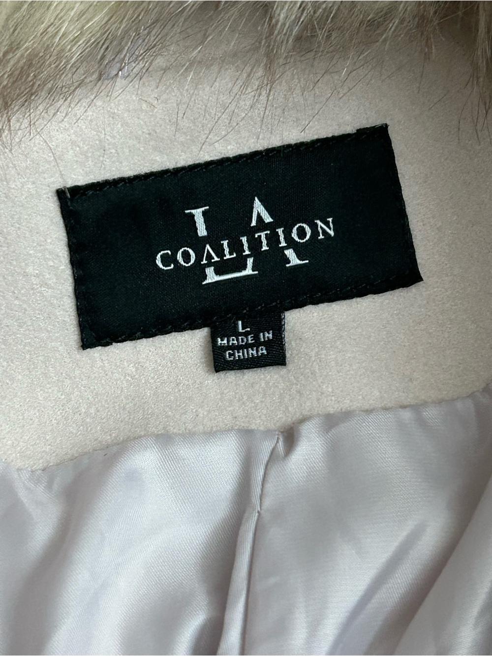 Tailored Cream Trench Coat with Luxe Faux Fur Collar - Picture 5 of 8